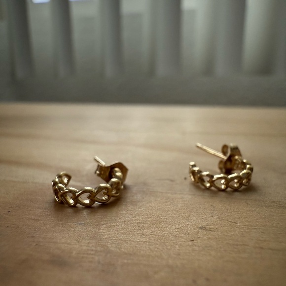 NWB 14K Gold Heart Huggie Earrings - Picture 6 of 9
